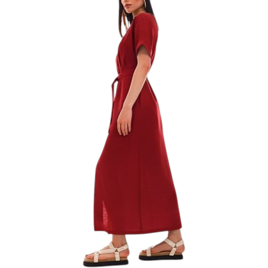006 — Vestido Esencia Midi Con Cinturón Rojo burdeos