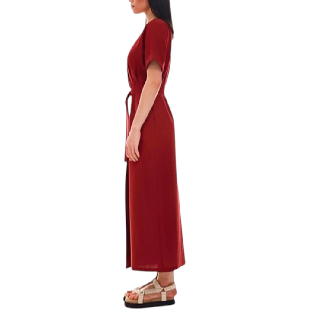 006 — Vestido Esencia Midi Con Cinturón Rojo burdeos