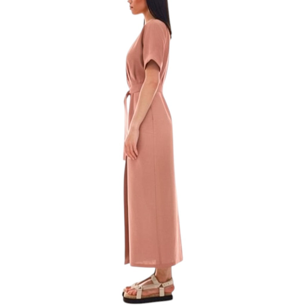 006 — Vestido Esencia Midi Con Cinturón Rosa empolvado
