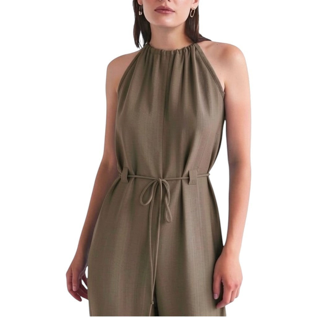 Enterizo largo REVES color tierra con cuello halter, tejido ligero y cinturón ajustable para un look elegante y fluido.