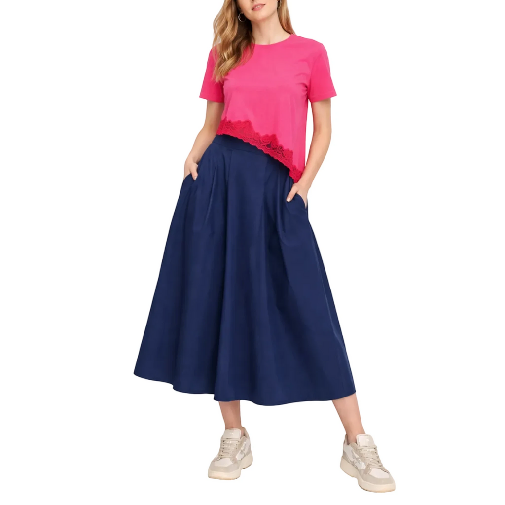 Falda larga azul marino de REVES con bolsillos laterales y cinturilla alta. Combina con camiseta rosa con detalle de encaje.
