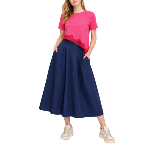 Falda larga azul marino de REVES con bolsillos laterales y cinturilla alta. Combina con camiseta rosa con detalle de encaje.