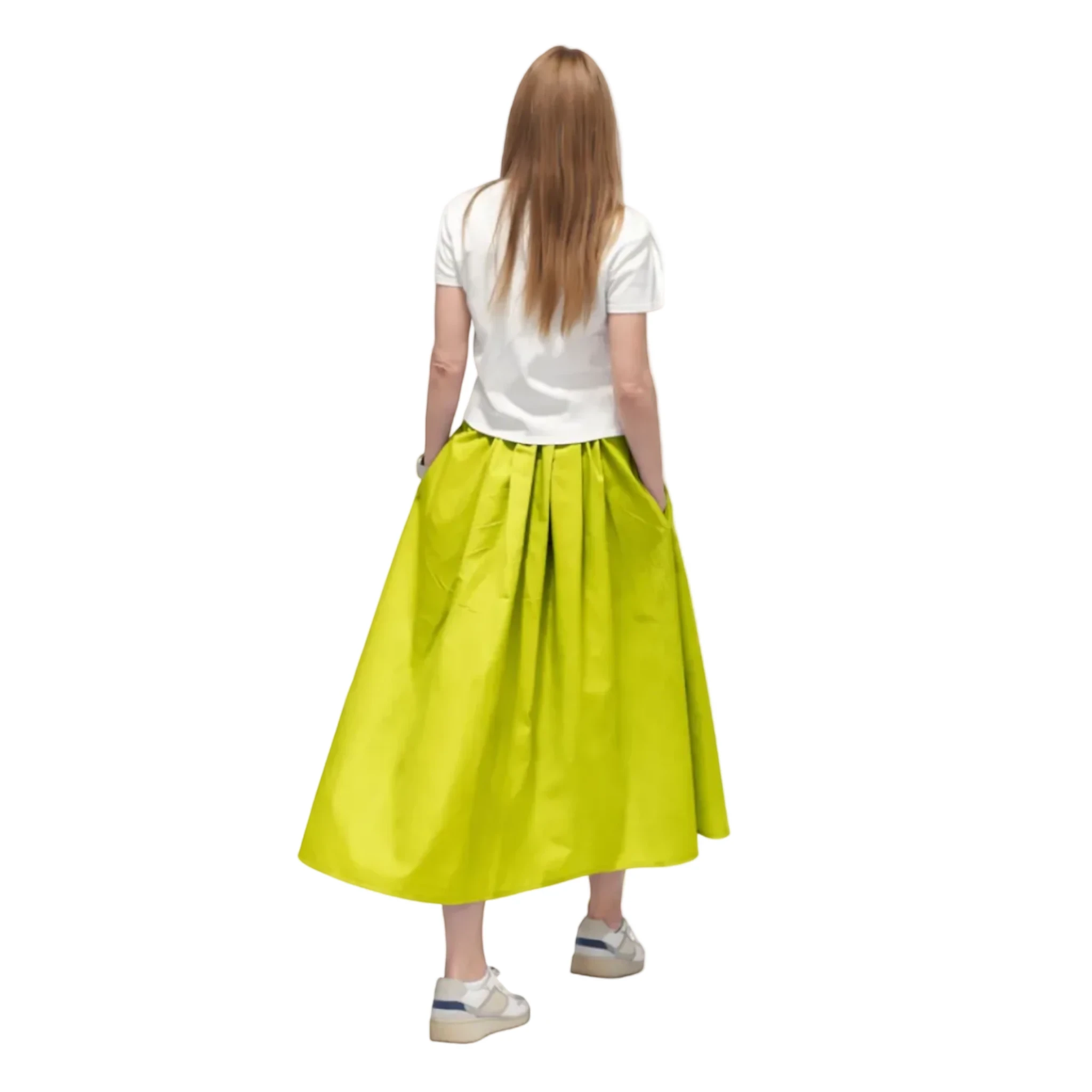 Falda larga de satén verde lima de REVES con cintura plisada y bolsillos laterales. Modelo de espaldas.