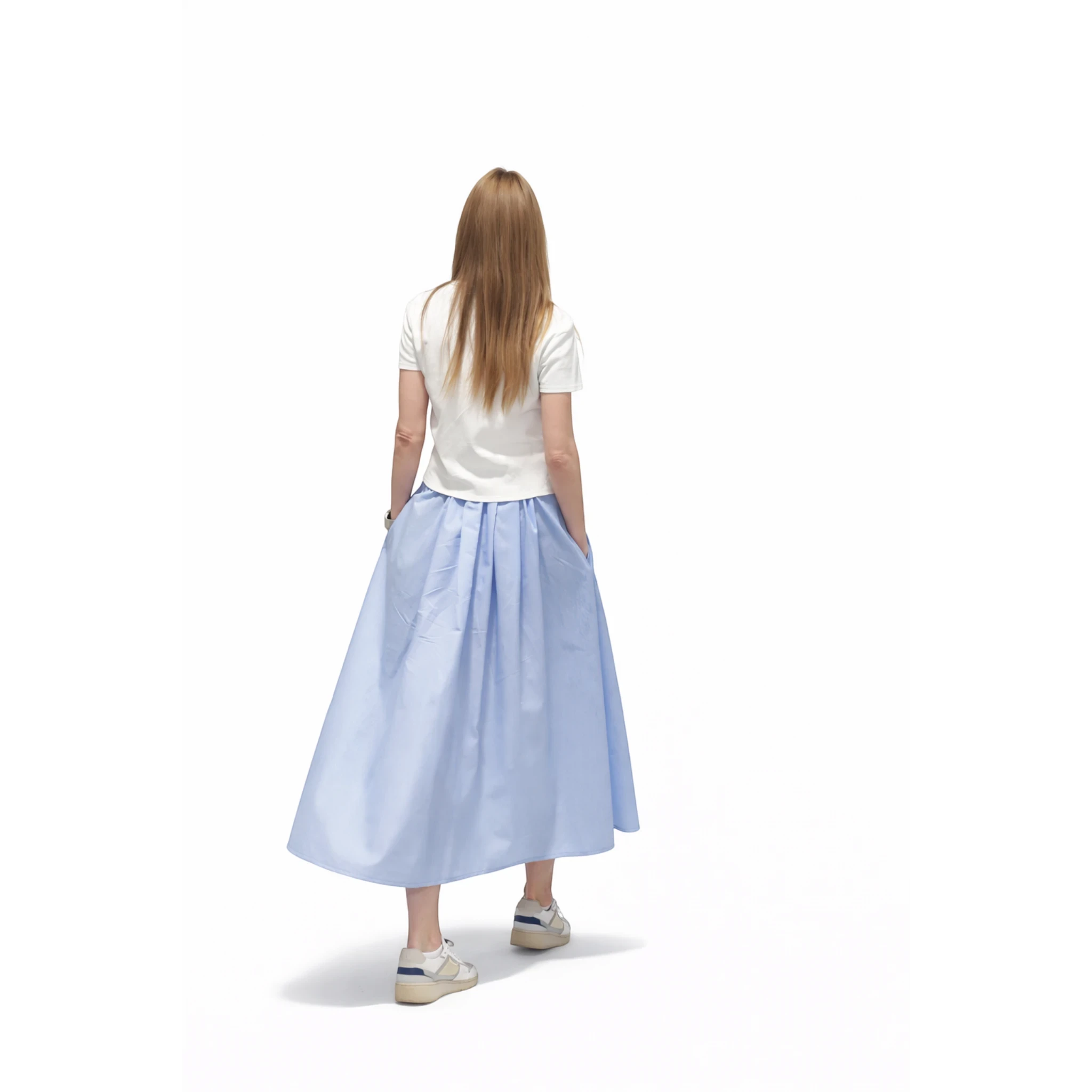 REVES falda Siberia azul claro larga con vuelo y bolsillos, combinada con camiseta blanca y zapatillas.