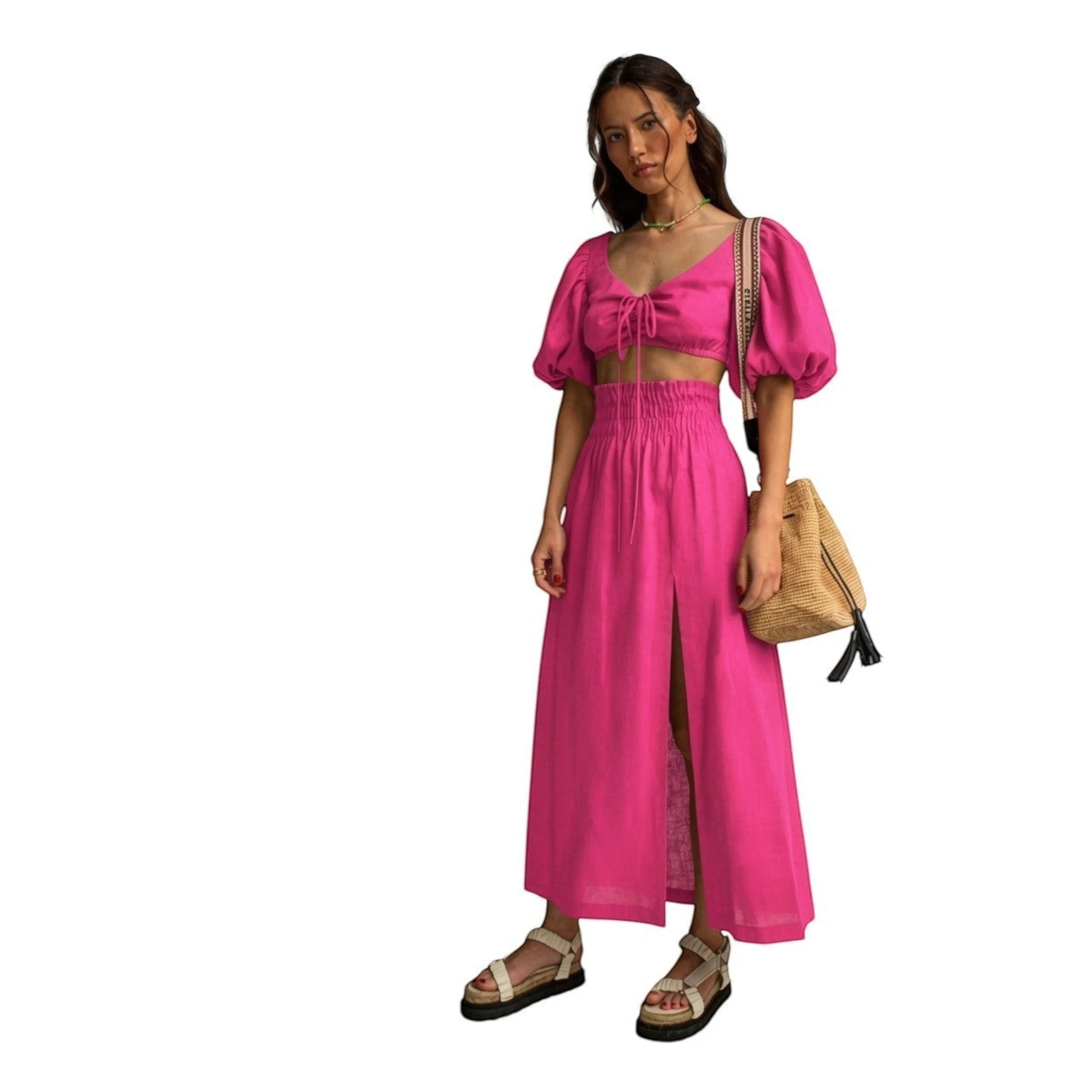Top fucsia de manga abullonada con lazada frontal y falda larga con abertura lateral de REVES.