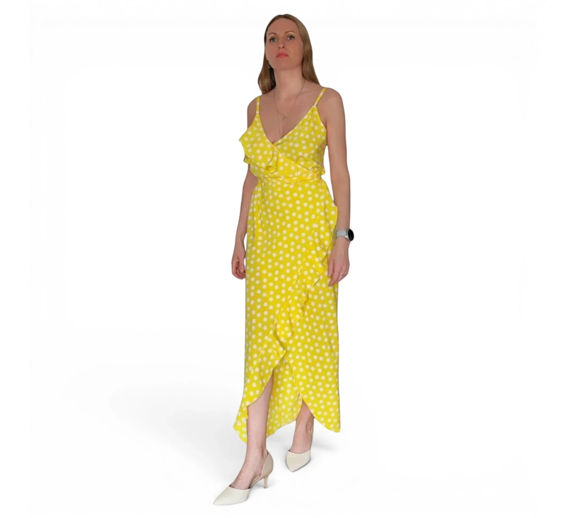 Vestido amarillo de REVES con lunares blancos, volantes y tirantes finos. Diseño asimétrico.