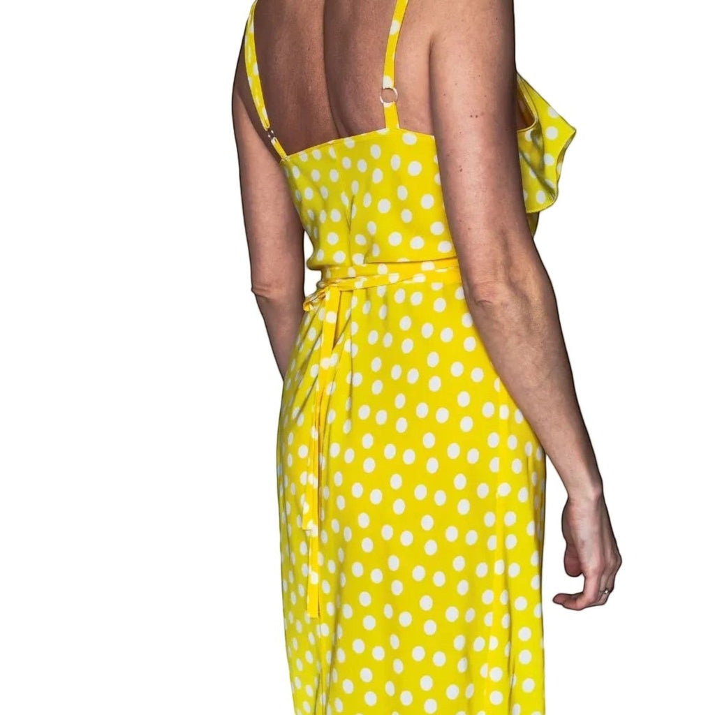Vestido largo amarillo REVES de lunares blancos con volantes y cinturón, ideal para el movimiento.