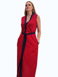 Vestido largo REVES rojo sin mangas con escote en V azul marino, cinturón ajustable y bolsillos laterales