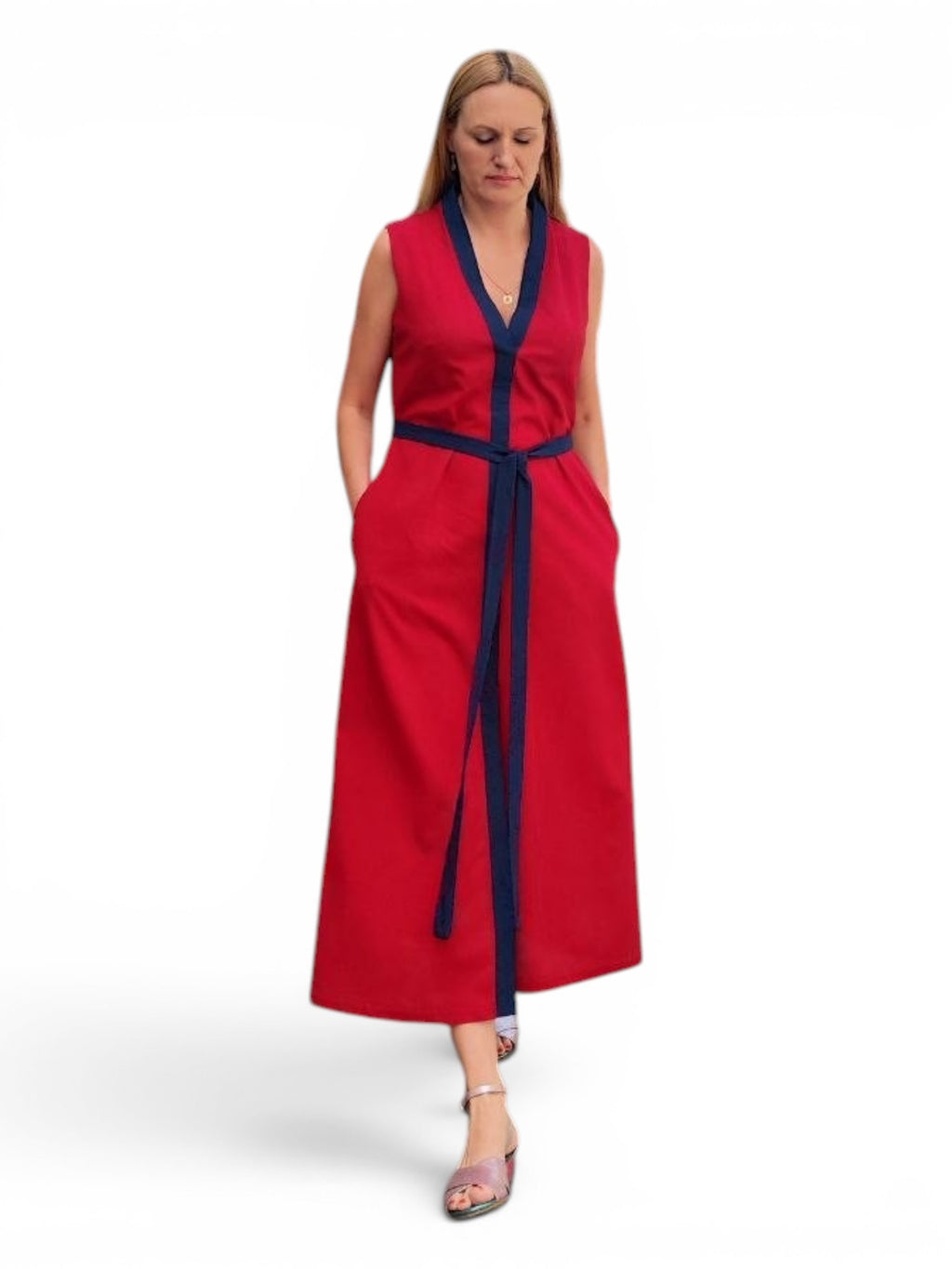 Vestido largo rojo REVES sin mangas con escote en V azul, cinturón ajustable y bolsillos laterales para mujer