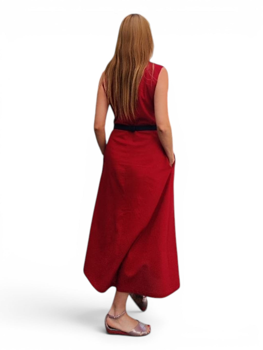Vista trasera de mujer con vestido largo rojo REVES sin mangas, cinturón negro y bolsillos laterales