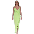 Vestido largo verde lima con estampado de puntos blancos de REVES. Escote en V, tirantes finos y volantes.