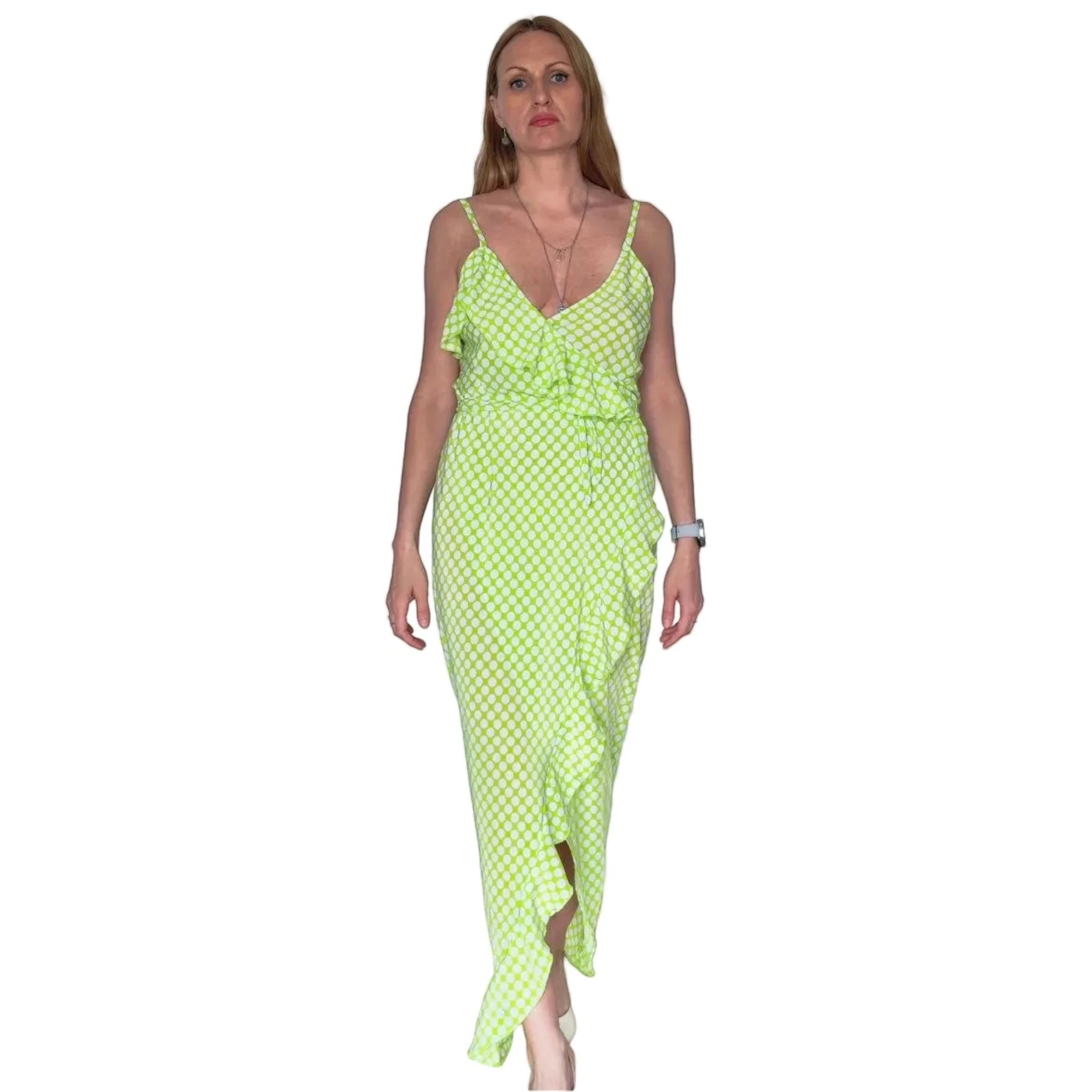 Vestido largo verde lima con estampado de puntos blancos de REVES. Escote en V, tirantes finos y volantes.