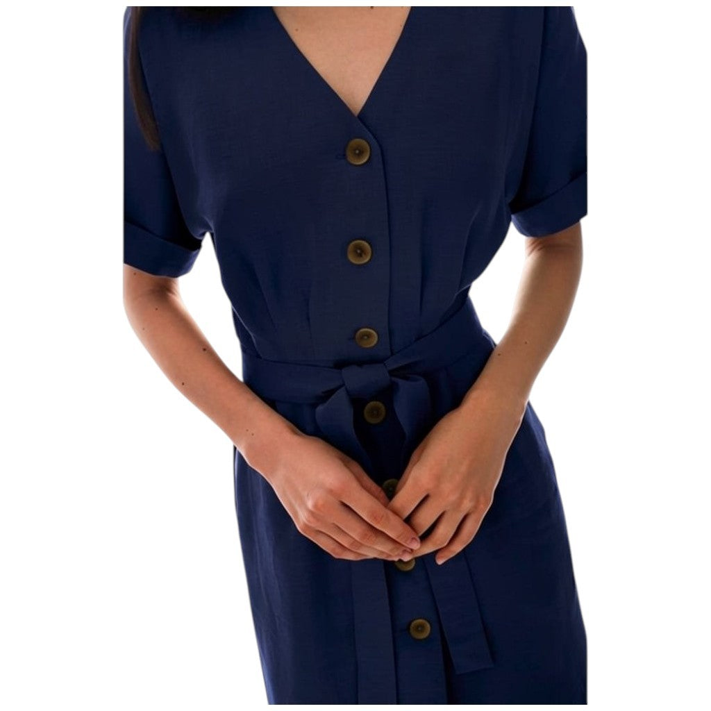 Vestido midi azul marino REVES con botones frontales, cuello en V, mangas cortas y cinturón ajustable a la cintura.