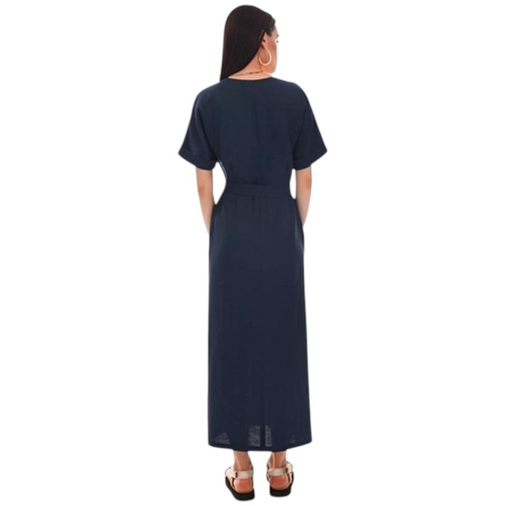 Vista trasera de vestido midi azul marino REVES de manga corta con cinturón ajustable y tejido ligero