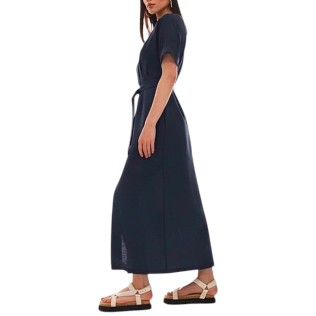 Vestido midi azul marino REVES con cinturón ajustable, manga corta y corte recto, visto de perfil sobre fondo blanco.