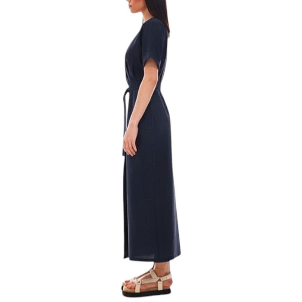 Vestido midi azul marino REVES de manga corta con cinturón ajustable, corte recto y tejido ligero, vista lateral.