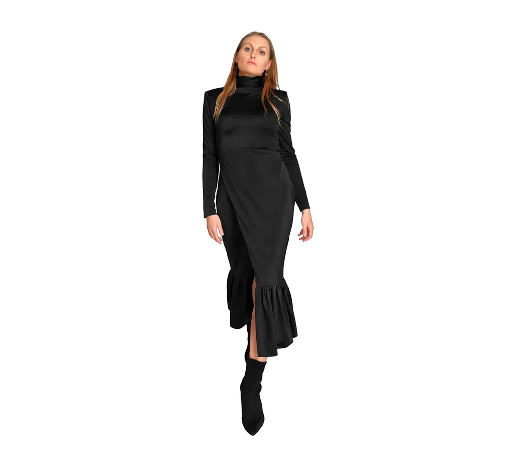 Vestido negro de cuello alto de REVES con manga larga, falda cruzada y volantes en el bajo. Diseño elegante.