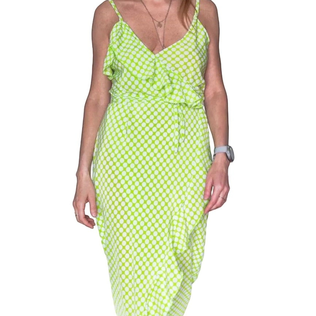 Vestido verde lima con lunares blancos de REVES, con volantes y cinturón. Ideal para un look casual.